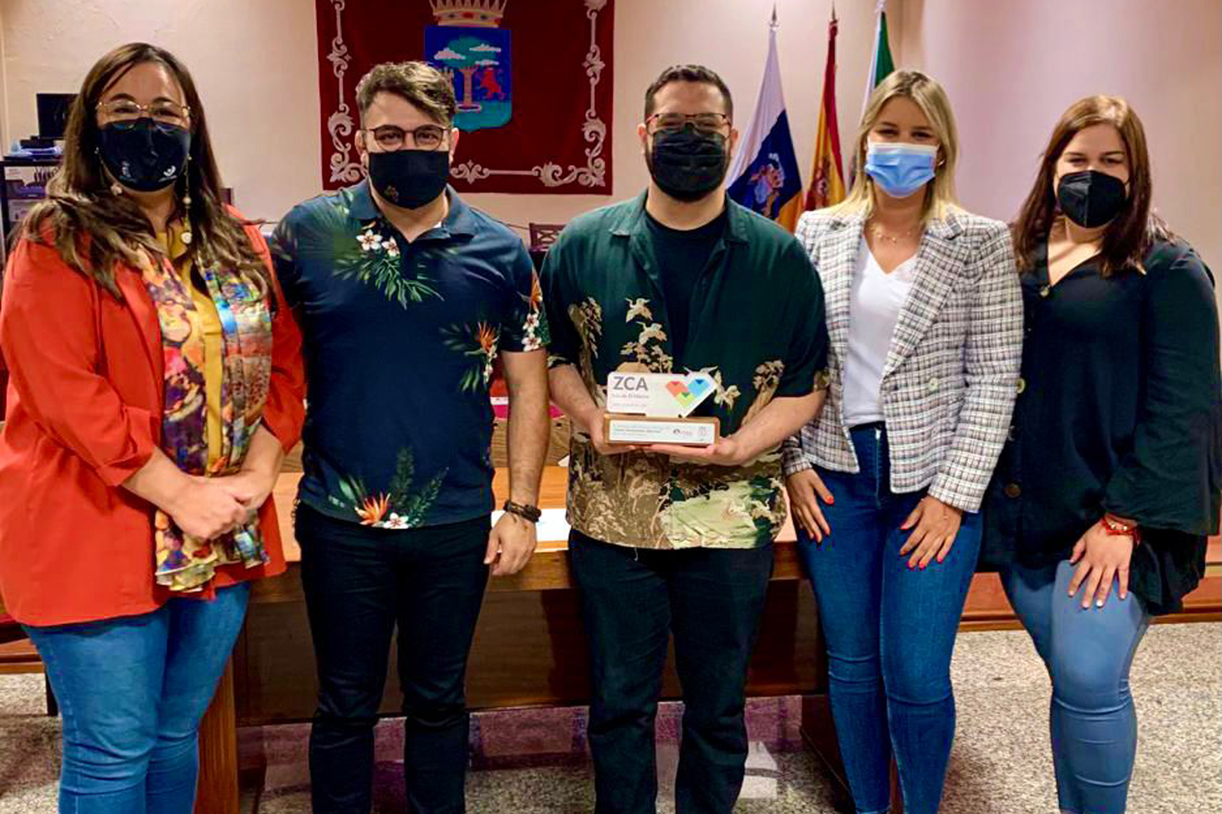 APYME, Cabildo y Ayuntamientos hacen entrega a Carlos Luis Armas Parrinello del premio al diseño ganador del logotipo de las Zonas Comerciales Abiertas de El Hierro